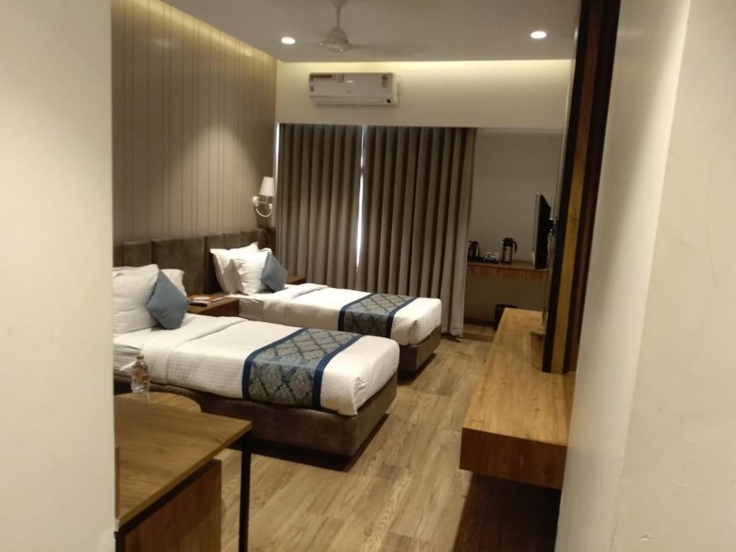 Pinnacle Grand Hotel Ahmedabad Exterior foto